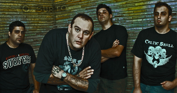 Banda O Surto anima a noite de sexta-feira no Sky Music Bar e anima o público