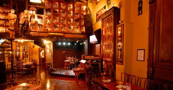 Apresentação da banda Kashmir no palco do Bar Charles Edward