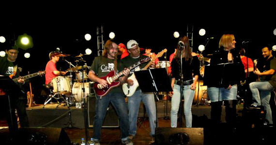 Banda Batuca Rock toca no palco do Villa Pizza Bar de Jundiaí na sexta-feira