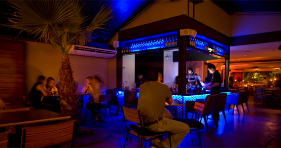 Happy hour com descontração e DJ convidado no Bar Blá 