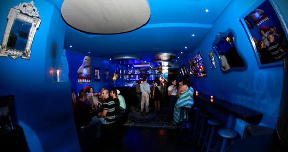 Os hits dos anos 80, 90 e 2000 na quinta-feira do Blue Velvet