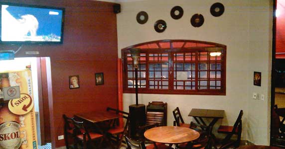 Clima descontraído com transmissão dos jogos no Bar Bodega