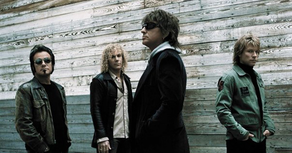Cover do Bon Jovi se apresenta no palco do Bar Rock Club Cover do Bon Jovi se apresenta no palco do Bar Rock Club