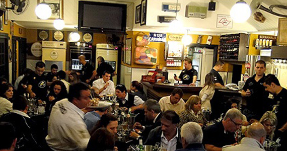No Botequim Bar & Grill têm Happy Hour com Cerveja gelada e muitos petiscos
