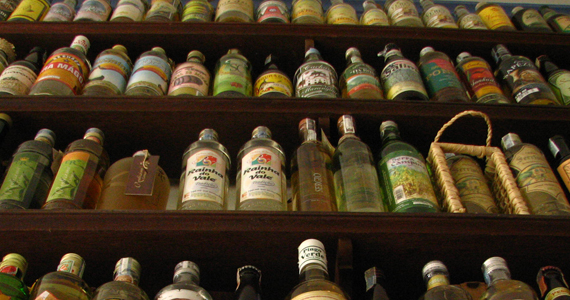 Cachaçaria Paulista tem mais de 300 opções da bebida, que vão das tradicionais as adocicadas