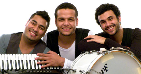 Trio Candiêiro esquenta pista do Remelexo Brasil neste domingo Trio Candiêiro esquenta pista do Remelexo Brasil neste domingo