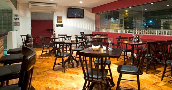 Casa Cardoso oferece happy hour com cervejas internacionais e culinária de Eduardo Talarico
