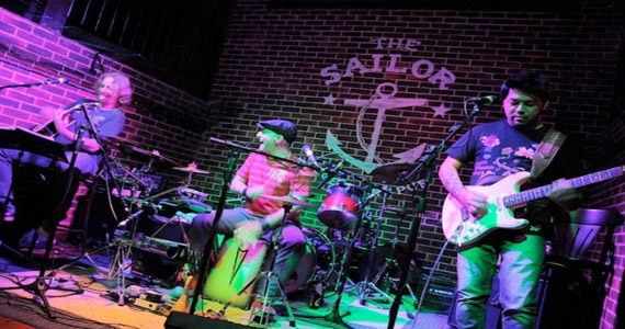 A banda Acústico Certo Diablos toca com Tilt no The Sailor