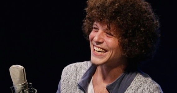 Chico Chico apresenta show com repertório autoral no palco do Bourbon Street Chico Chico apresenta show com repertório autoral no palco do Bourbon Street