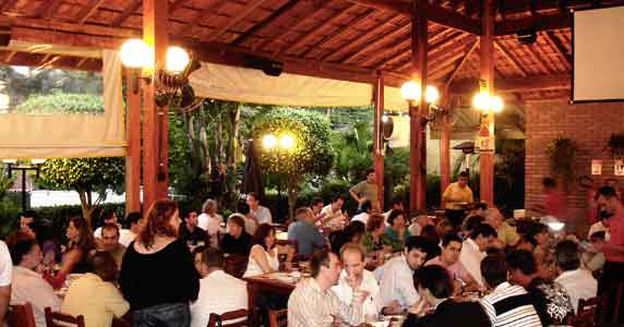 Happy hour com chopp gelado e picanha no rechaud no Clube do Churrasco