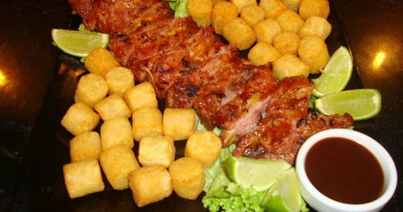 Baccará tem costelinha com molho australiano no Happy Hour Baccará tem costelinha com molho australiano no Happy Hour