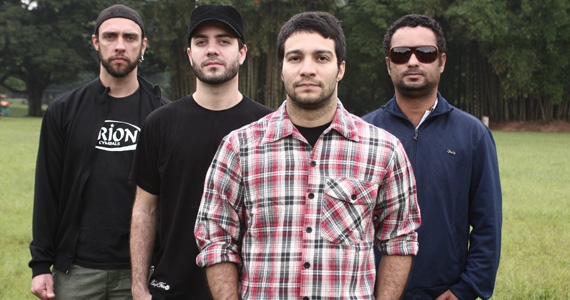 Dead Fish e outras bandas se apresentam no palco do Hangar 110 Dead Fish e outras bandas se apresentam no palco do Hangar 110