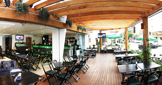 Deck Lounge Bar oferece petiscos com banda ao vivo no domingo Deck Lounge Bar oferece petiscos com banda ao vivo no domingo