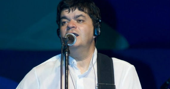 Dedé Paraizo faz homenagem a Wando em show no Quintal do Espeto Dedé Paraizo faz homenagem a Wando em show no Quintal do Espeto