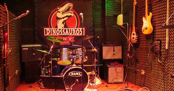 Dinossauros Rock Bar oferece show de rock ao vivo com estilo clássico Dinossauros Rock Bar oferece show de rock ao vivo com estilo clássico