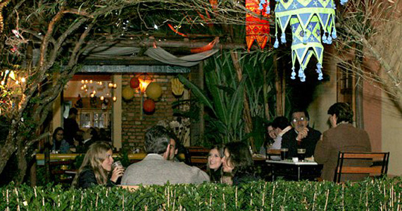 Dita Cabrita tem happy hour com espetinhos e cervejas internacionais