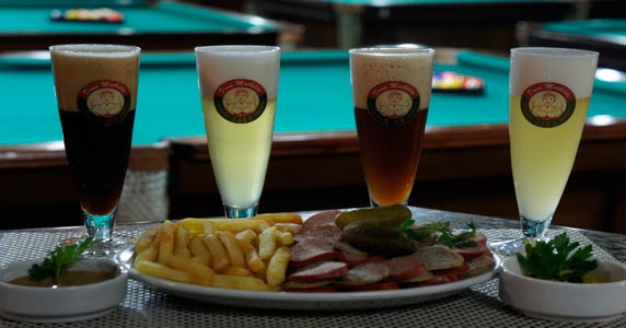 Cerveja gelada de fabricação própria no Dona Mathilde Snooker Bar
