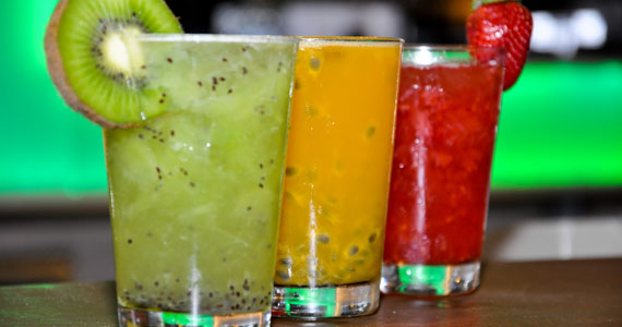 Zero a Zero Sport Bar oferece happy hour com Double Caipirinha