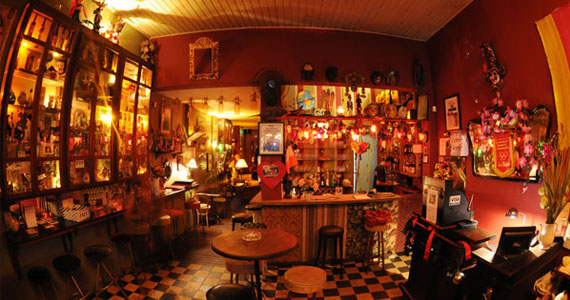 Bar Drosophyla tem decoração que remete aos anos 40 servindo petiscos e bebidas com boa música