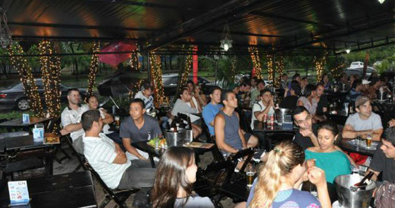 Dunas Bar oferece happy hour com comidas árabes e clipes no telão na segunda