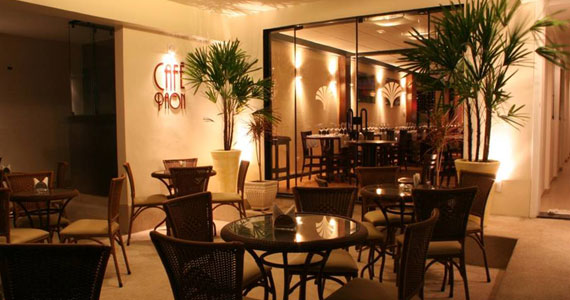 Quinta animada com muita música no Café Paon Quinta animada com muita música no Café Paon