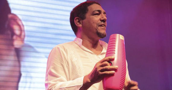 Cantor cubano Fernando Ferrer apresenta os melhores ritmos da ilha no Bourbon Street no domingo