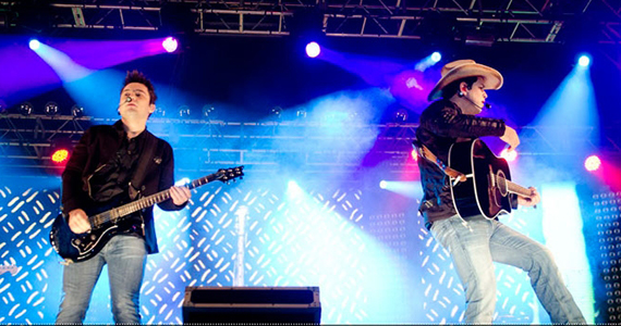Fernando e Sorocaba apresentam seus sucessos na Villa Country