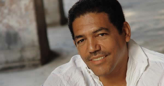 Cantor cubano Fernando Ferrer se apresenta no Bourbon Street Music Club