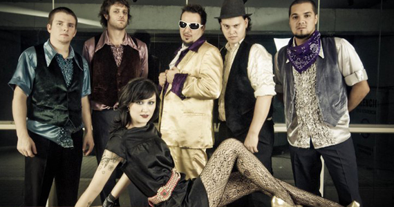 Frank Elvis & Los Sinatras toca no Na Mata Café na quinta-feira