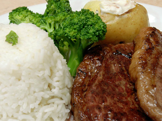 Carnes, massas e saladas no cardápio do Restaurante Garrubbo