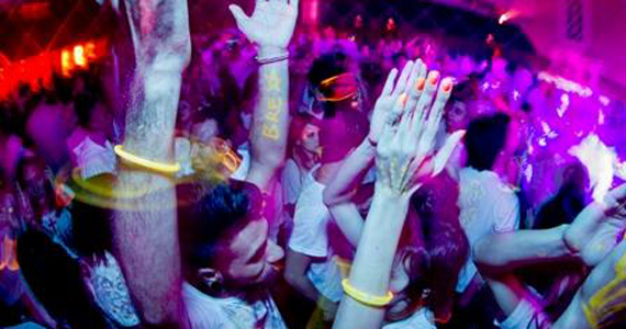 Cine Jóia realiza festa Glow in the Dark especial de verão na sexta-feira