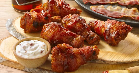 Hooters lança novo cardápio com opções saborosas de porções, pratos quentes e drinks