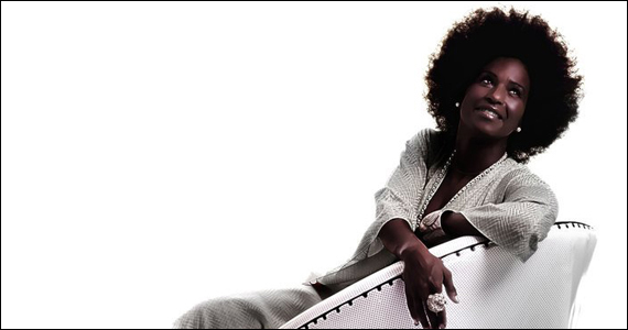 Izzy Gordon se apresenta no palco do Diquinta na quinta-feira
