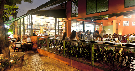 Jacaré Grill recebe foliões da Rua Harmonia para animar o sábado