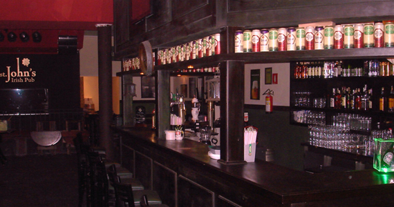 Honey Nuts apreseta os sucessos do rock no palco do St. John's Irish Pub