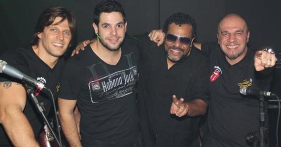 Junkie Box & Corona se apresentam no palco do Bar Charles Edward Junkie Box & Corona se apresentam no palco do Bar Charles Edward