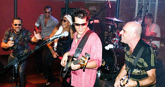 Junkie Box leva pop rock para o palco do Kia Ora Pub, no Itaim