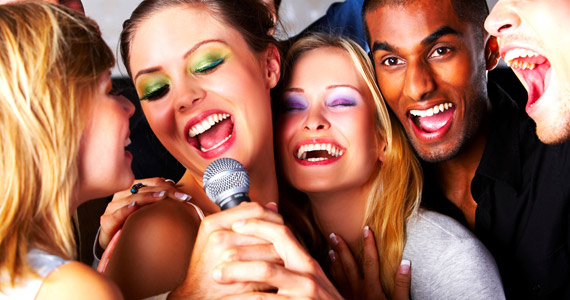 Muita música no Karaokê anima a noite do Musical Show Bar & Karaokê