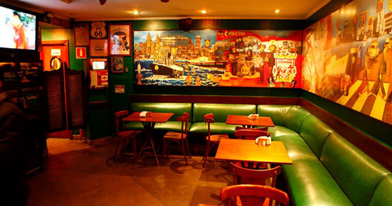 Happy Hour animado na quinta-feira no Liverpool Happy Hour animado na quinta-feira no Liverpool