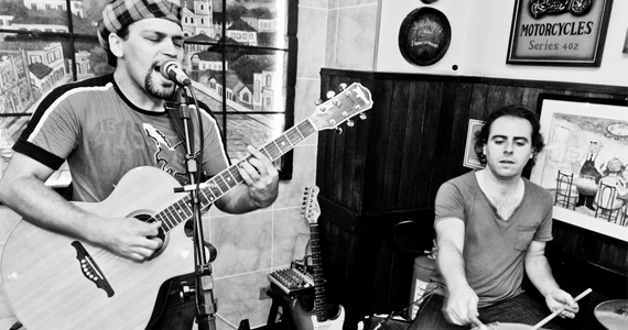 Mael Julia & Milton Santos levam muita MPB para a noite do BarBirô