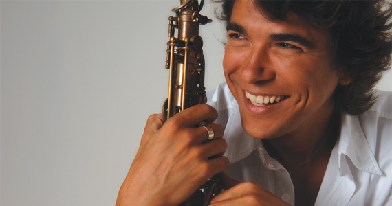 Apresentação do cantor Milton Guedes no palco do Grazie a Dio 