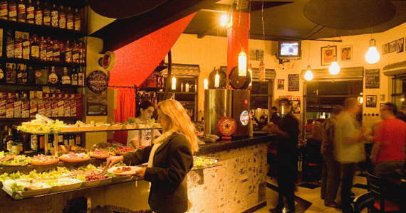 O Jornal Bar oferece happy hour em ambiente descolado