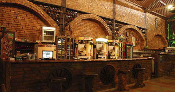 Olaria Bar e Grill oferece uma variedade de carnes para o happy hour com cerveja gelada