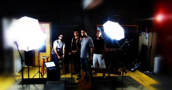 Os agitos da banda Onze 10 no palco do St. John's Irish Pub 