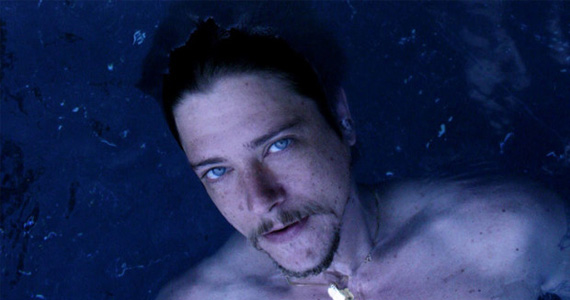 Cantor inglês Paul Banks se apresenta em São Paulo no Grand Metropole