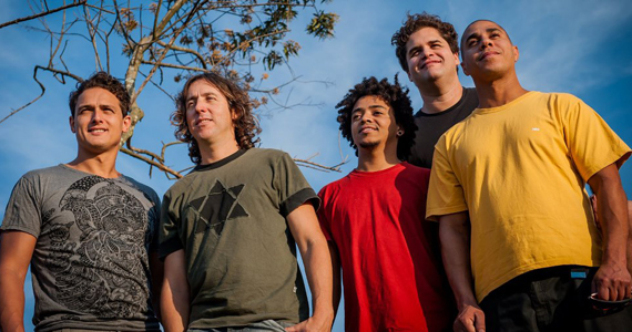 Peixelétrico faz show imperdível no Canto da Ema