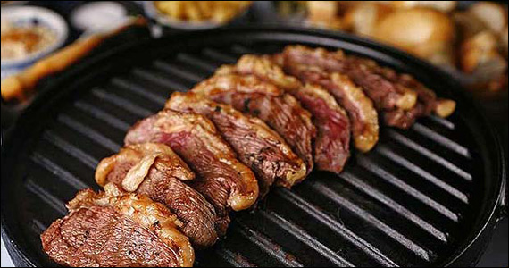 Almoço executivo com picanha fatiada na chapa no cardápio do Imperatriz Villa Bar