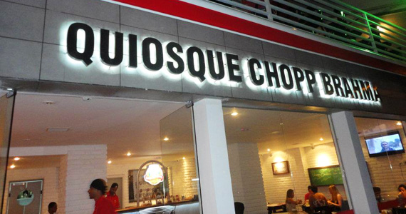 Happy hour descontraído com promoção de bebida no Quiosque Chopp Brahma
