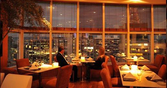 The View Bar oferece happy hour em clima romântico com direito a voz e piano na segunda-feira The View Bar oferece happy hour em clima romântico com direito a voz e piano na segunda-feira