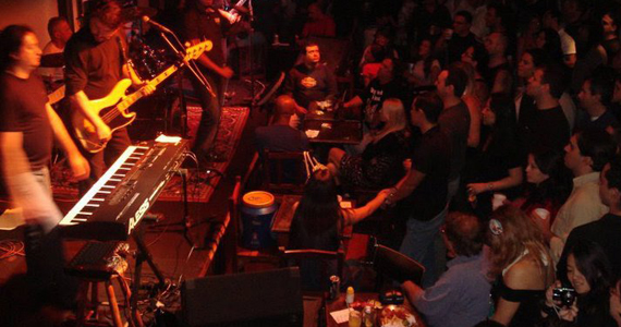 Cover de Red Hot Chilli Peppers no palco do The Wall Café - Rota do Rock Eventos BaresSP 570x300 imagem